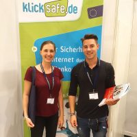 Julia Knorst und Marcel Langer am Stand des Kooperationspartner klicksafe.de